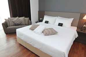 Executive Family Suite, 2 Bedrooms, 1 Bathroom | 1 多间卧室、高档床上用品、加厚床垫、迷你吧