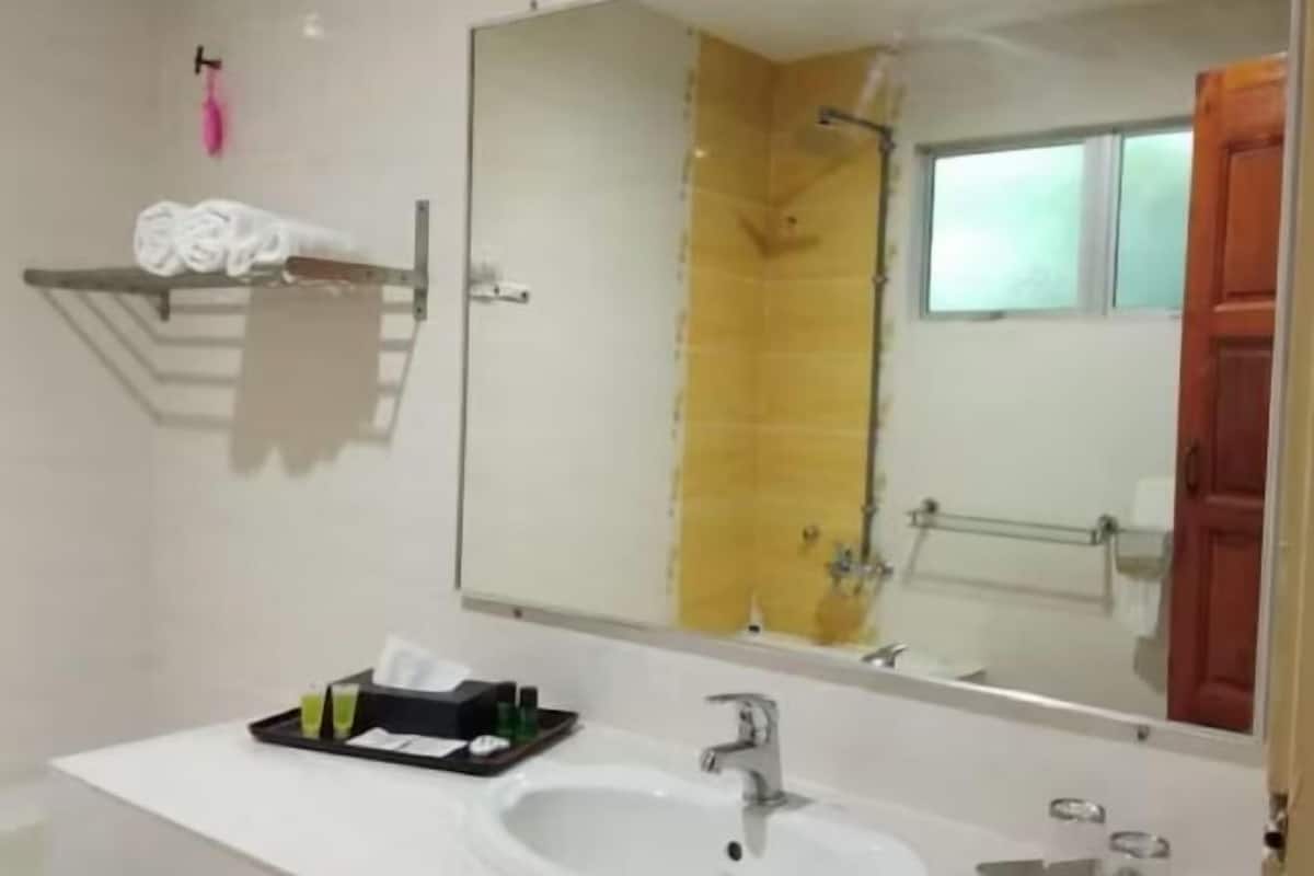 Amenidades de baño gratuitas, pantuflas, bidet, toallas