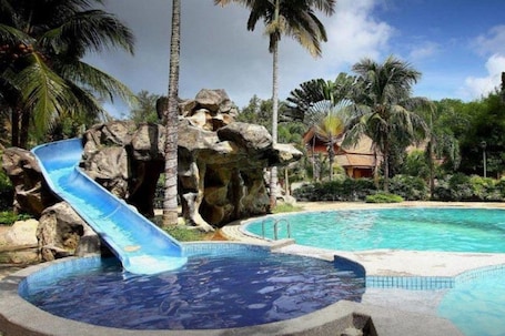 Una piscina al aire libre. Rompin Beach Resorts
