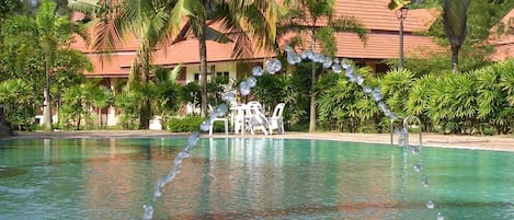 Una piscina al aire libre