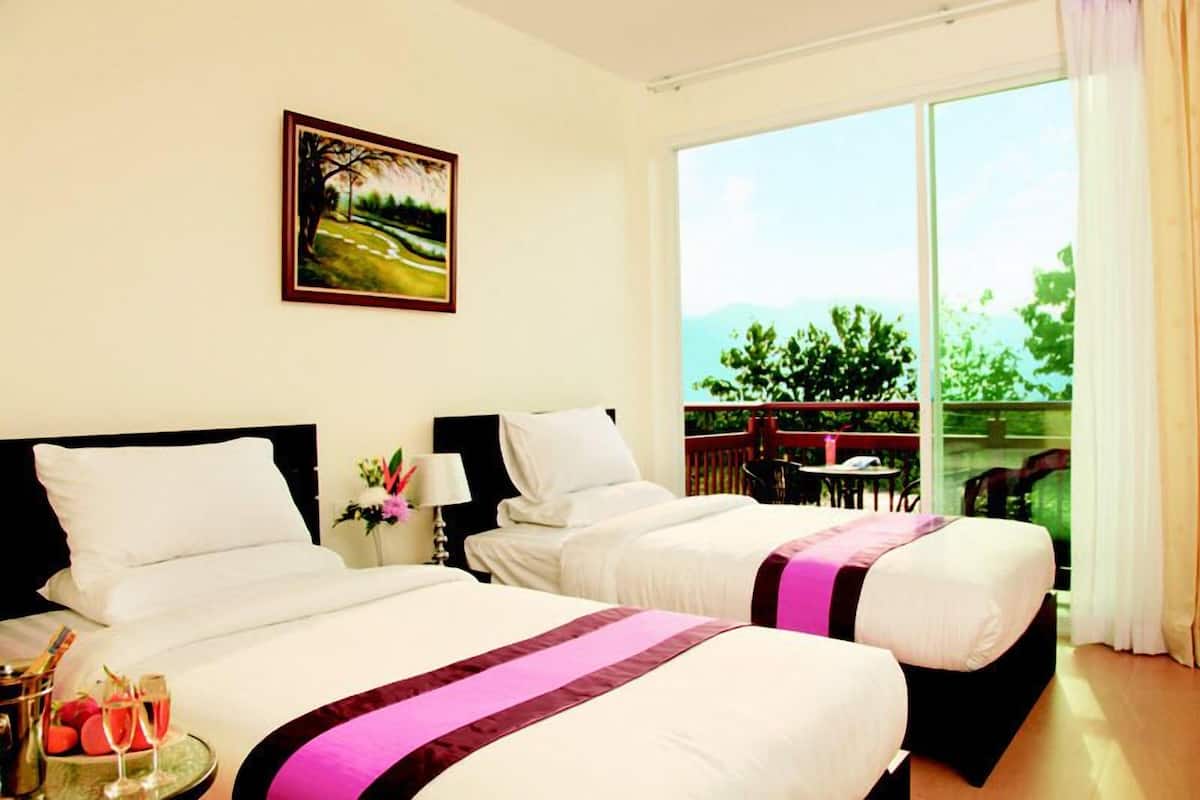 Habitación de hotel con dos camas, un ventanal con vistas a zonas verdes, un cuadro en la pared y un balcón con mobiliario exterior.