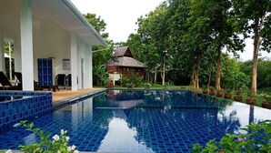 Kolam renang outdoor