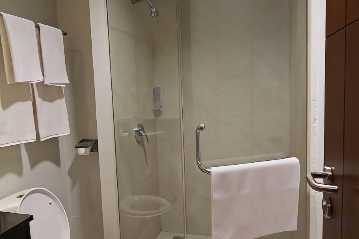 Badeværelse | Bruser, gratis toiletartikler, bidet, håndklæder