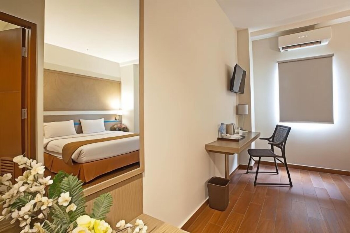 In-room safe, desk, soundproofing, free WiFi