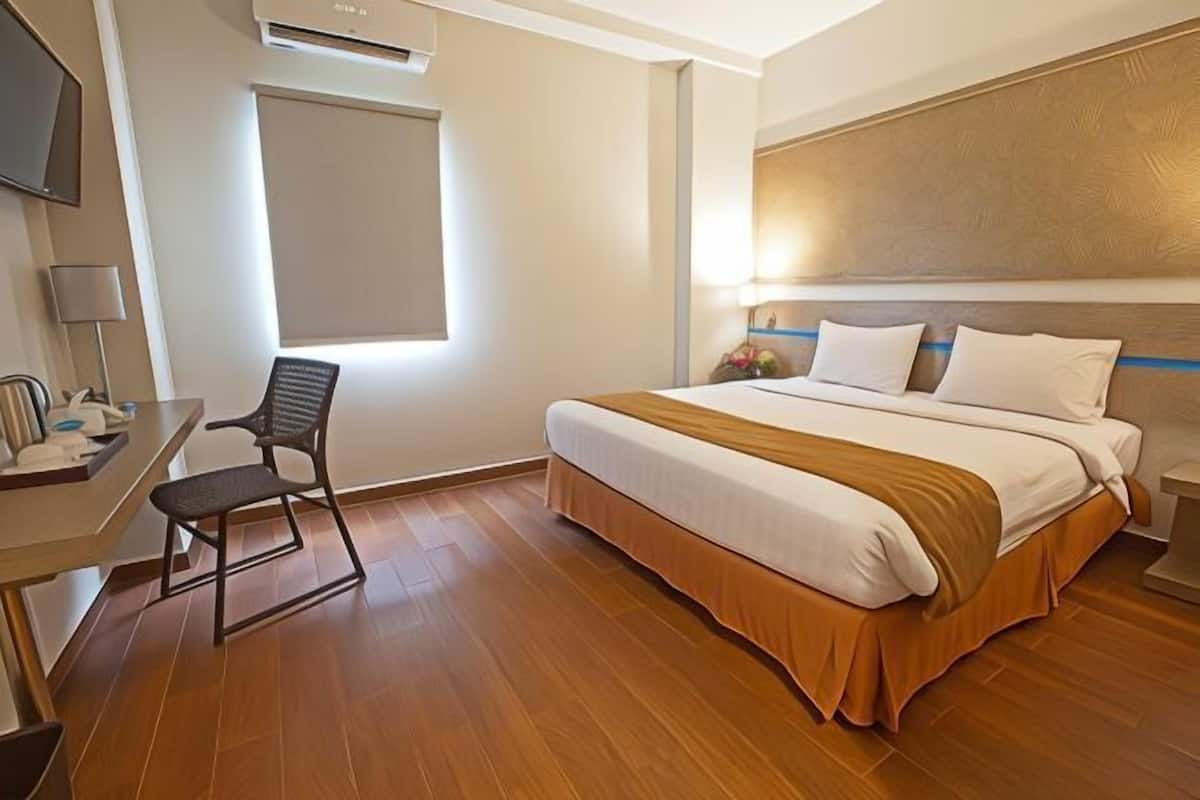 In-room safe, desk, soundproofing, WiFi (free)