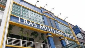 A hotel building with the name 'TRAS MUTIARA HOTEL' prominently displayed. - Tras Mutiara Hotel Bentong (Bentong)