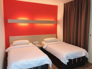 Business Twin Room | In-room safe, iron/ironing board, free WiFi, bed sheets