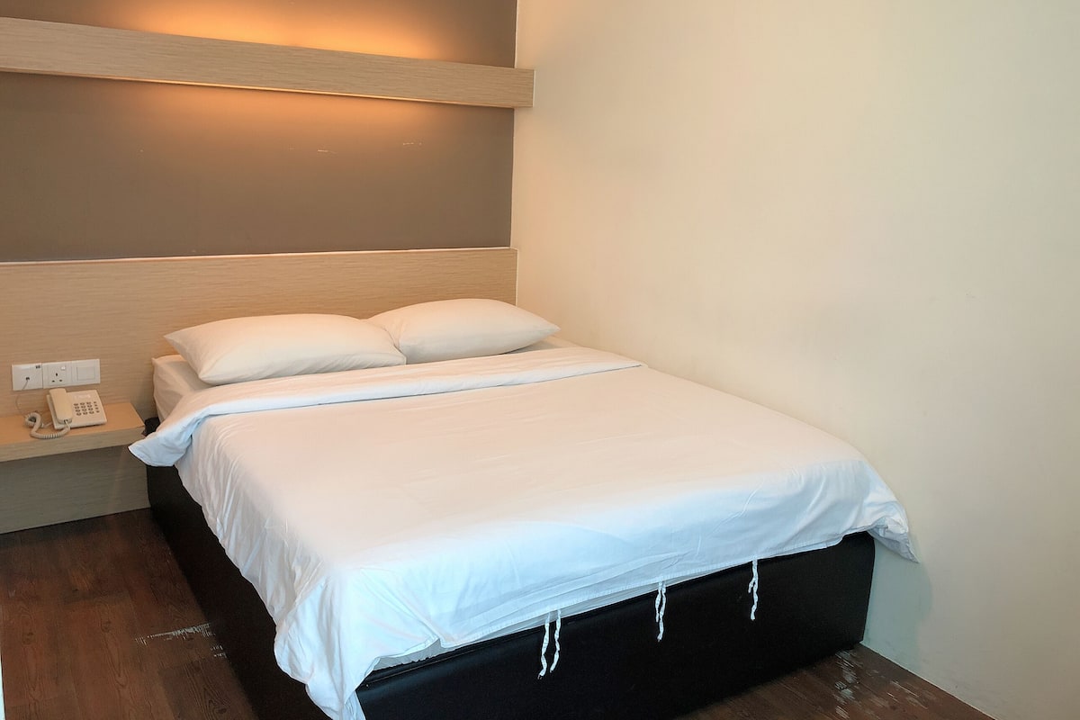 Business Double Room | Desk, iron/ironing board, free WiFi, bed sheets