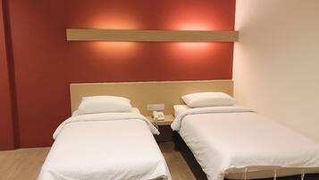 Chambre Deluxe avec lits jumeaux | Bureau, fer et planche Ă repasser, Wi-Fi gratuit, draps fournis