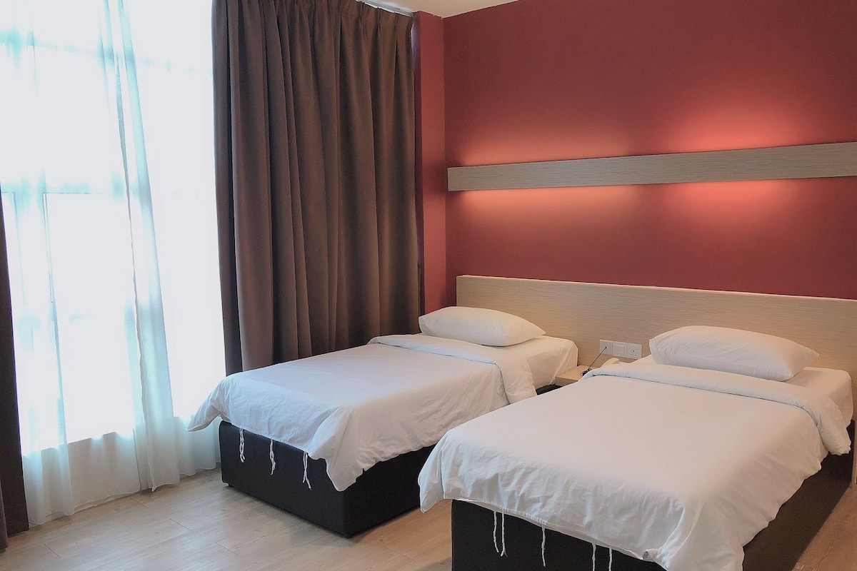 Deluxe Twin Room | Desk, iron/ironing board, free WiFi, bed sheets