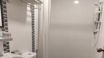Superior Quadruple Room | Bathroom | Shower, free toiletries, hair dryer, bidet