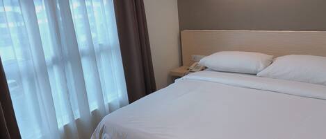 Standaard tweepersoonskamer | Een bureau, een strijkplank/strijkijzer, gratis wifi, beddengoed