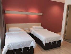 Deluxe Twin Room | In-room safe, iron/ironing board, free WiFi, bed sheets