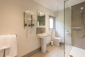 Superior Double Room (Captain Double) | Bathroom | Free toiletries, towels, soap, shampoo - The Rodney (Worcester)