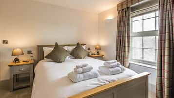 Habitación Deluxe doble, 1 cama de matrimonio grande, vistas a la colina | Ropa de cama de alta calidad, decoración individual, escritorio