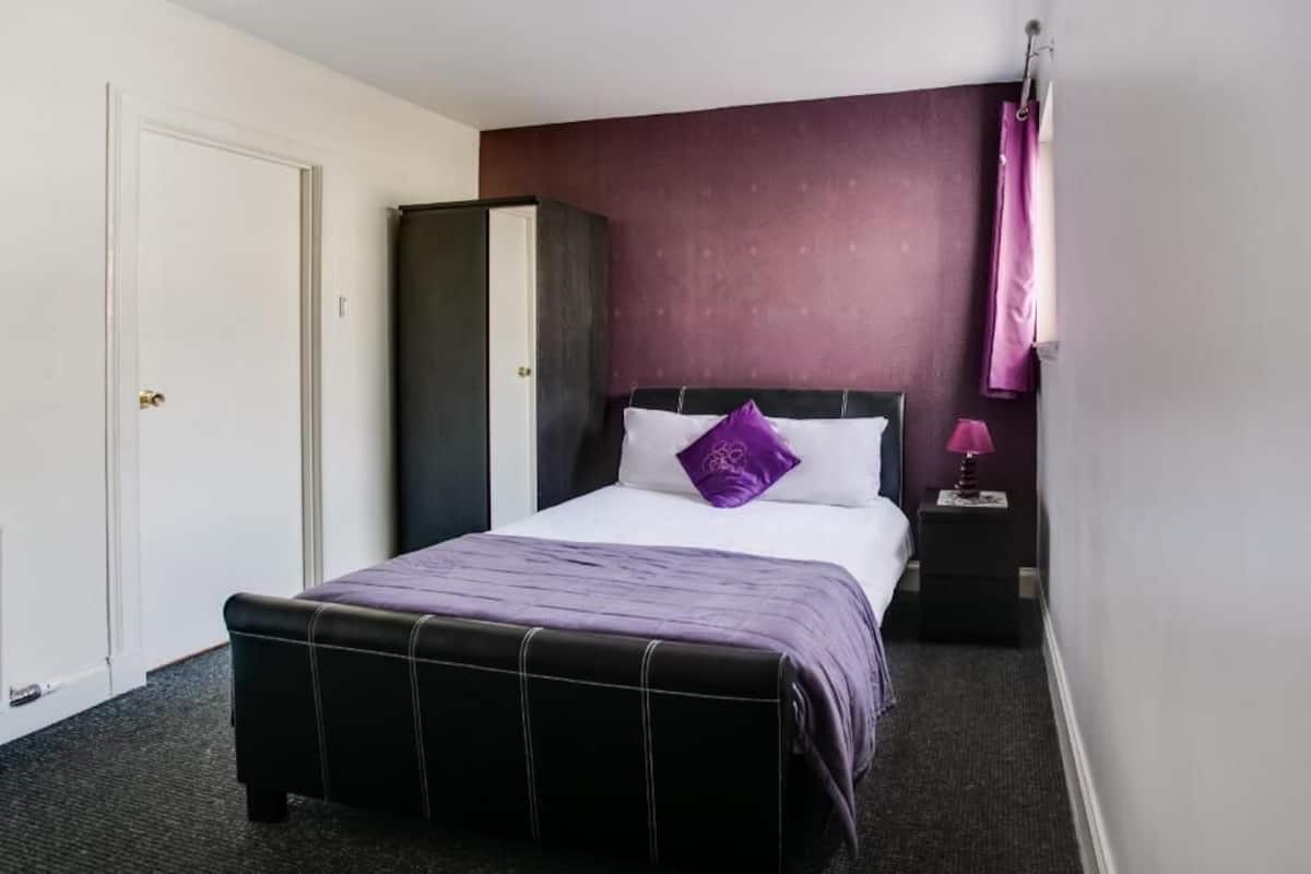Desk, iron/ironing board, free WiFi, bed sheets