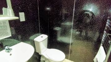 Deluxe Double Room | Bathroom | Free toiletries, hair dryer, towels, soap