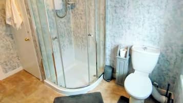 Habitación doble Deluxe | Baño | Amenidades de baño gratuitas, secadora de cabello, toallas, jabón