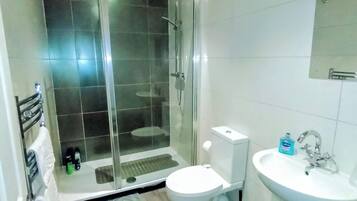 Habitación familiar estándar para 4 | Baño | Amenidades de baño gratuitas, secadora de cabello, toallas, jabón