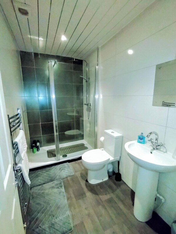 Standard Family Room for 4 | Bathroom | Free toiletries, hair dryer, towels, soap - OYO Gin House Hotel (Greenock)