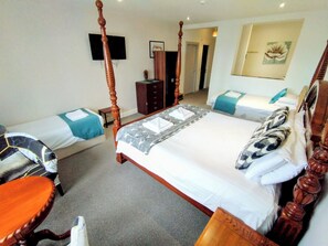 Habitación familiar estándar para 4 | Escritorio, tabla de planchar con plancha, wifi gratis y ropa de cama