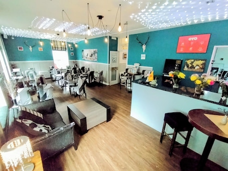 Restaurante. OYO Gin House Hotel