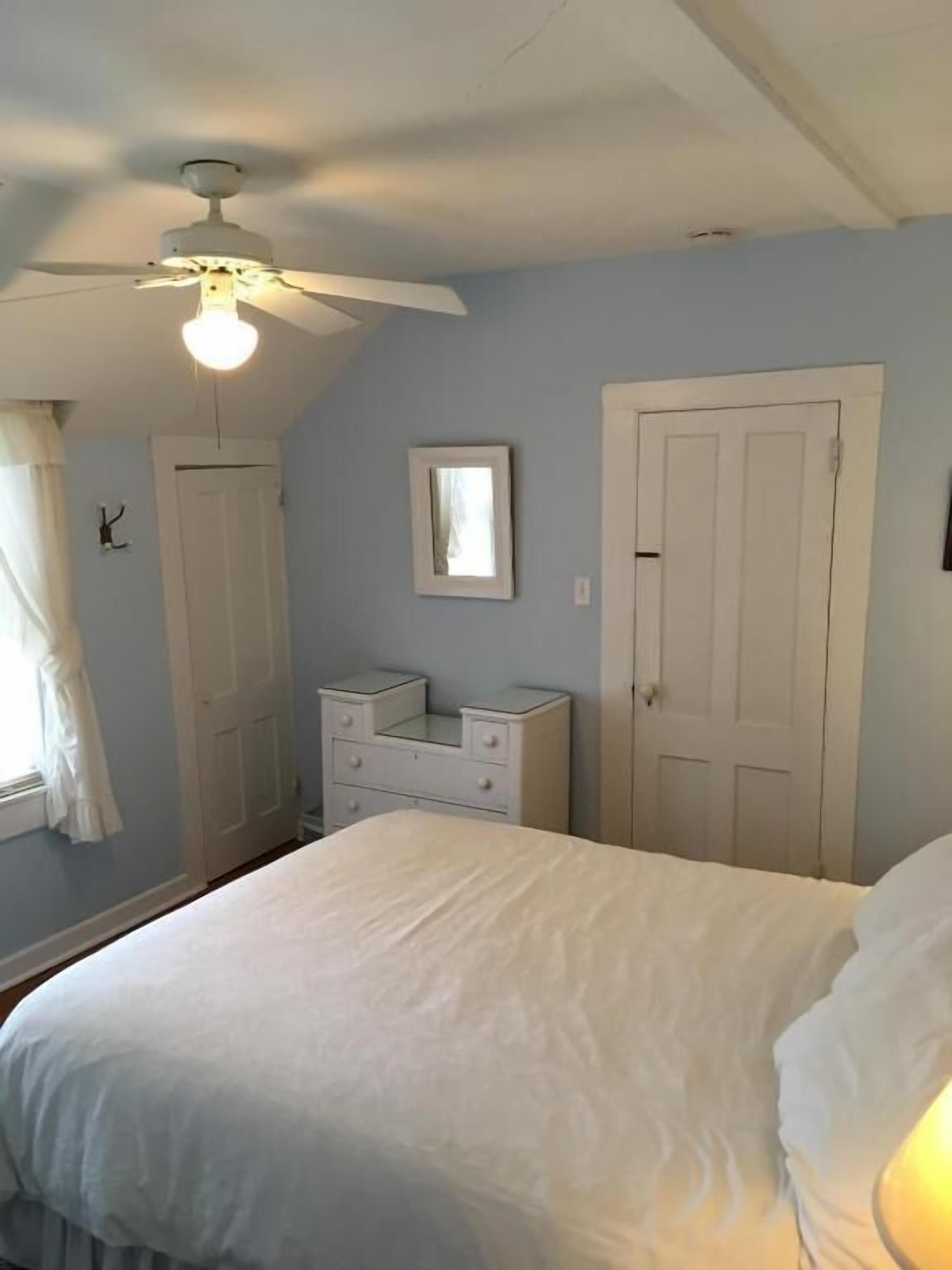 Iron/ironing board, free WiFi, bed sheets