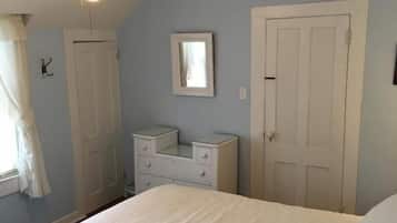 Tabla de planchar con plancha, wifi gratis y ropa de cama