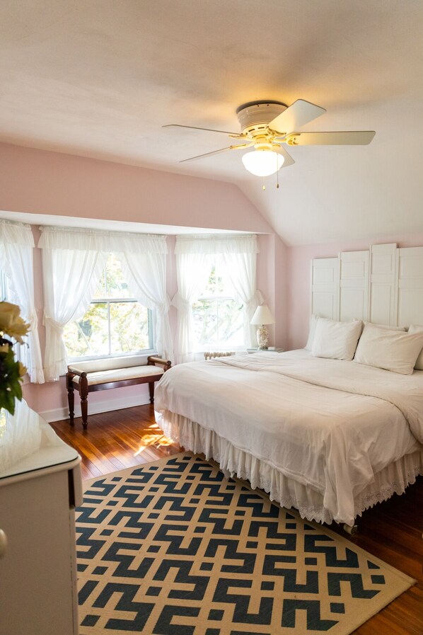 Standard Room, 1 King Bed, Bay View | Room amenity