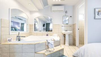 Camera Deluxe, non fumatori, idromassaggio | Bagno | Combinazione doccia/vasca, set di cortesia gratuito, asciugacapelli