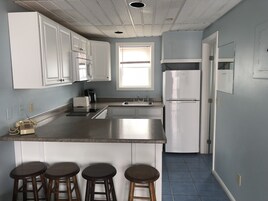 Refrigerador con freezer, microondas, placa de cocina, cafetera/tetera