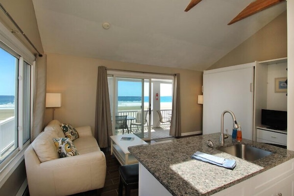 Suite | Living area | 32-inch TV with cable channels