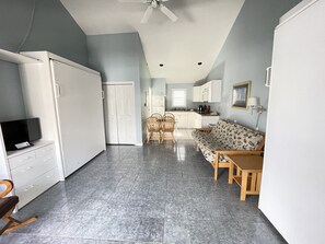 Estudio, varias camas | Decoración personalizada, muebles diferentes, cunas y camas extra 