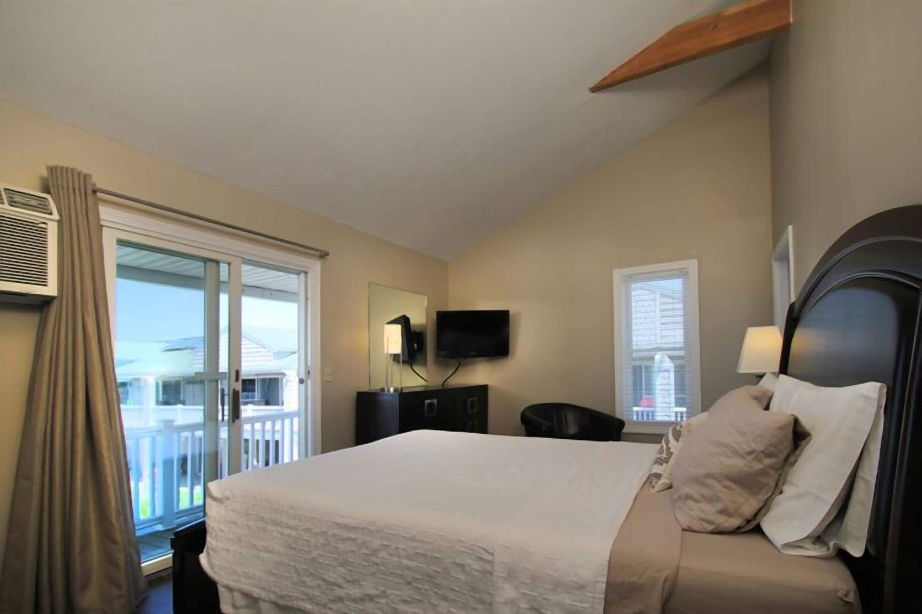 Suite | Individually decorated, individually furnished, free WiFi, bed sheets