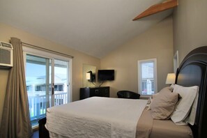 Suite | Individually decorated, individually furnished, free WiFi, bed sheets - Ocean Walk Hotel (Old Orchard Beach)