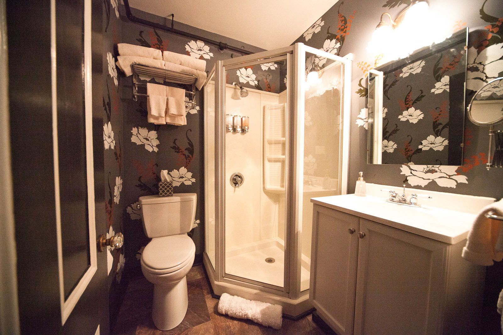 Une salle de bain avec des toilettes, une douche et un lavabo.