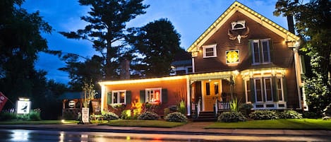 Fachada de la propiedad por la tarde o noche