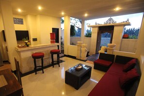 Villa, 1 habitación, alberca privada | Área de sala de estar | Televisión de pantalla plana de 24 pulgadas con canales por cable