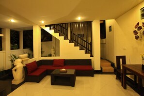 Villa, 1 habitación, alberca privada | Sala de estar | Televisión de pantalla plana de 24 pulgadas con canales por cable