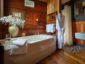 Room | Deep-soaking bathtub - Abbey's Lantern Hill Inn (Ledyard)
