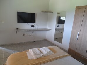 Superior Triple Room (Duplo com Varanda) | Minibar, free WiFi, bed sheets - Hotel Fazenda Recanto do Monte Alegre (Piraju)