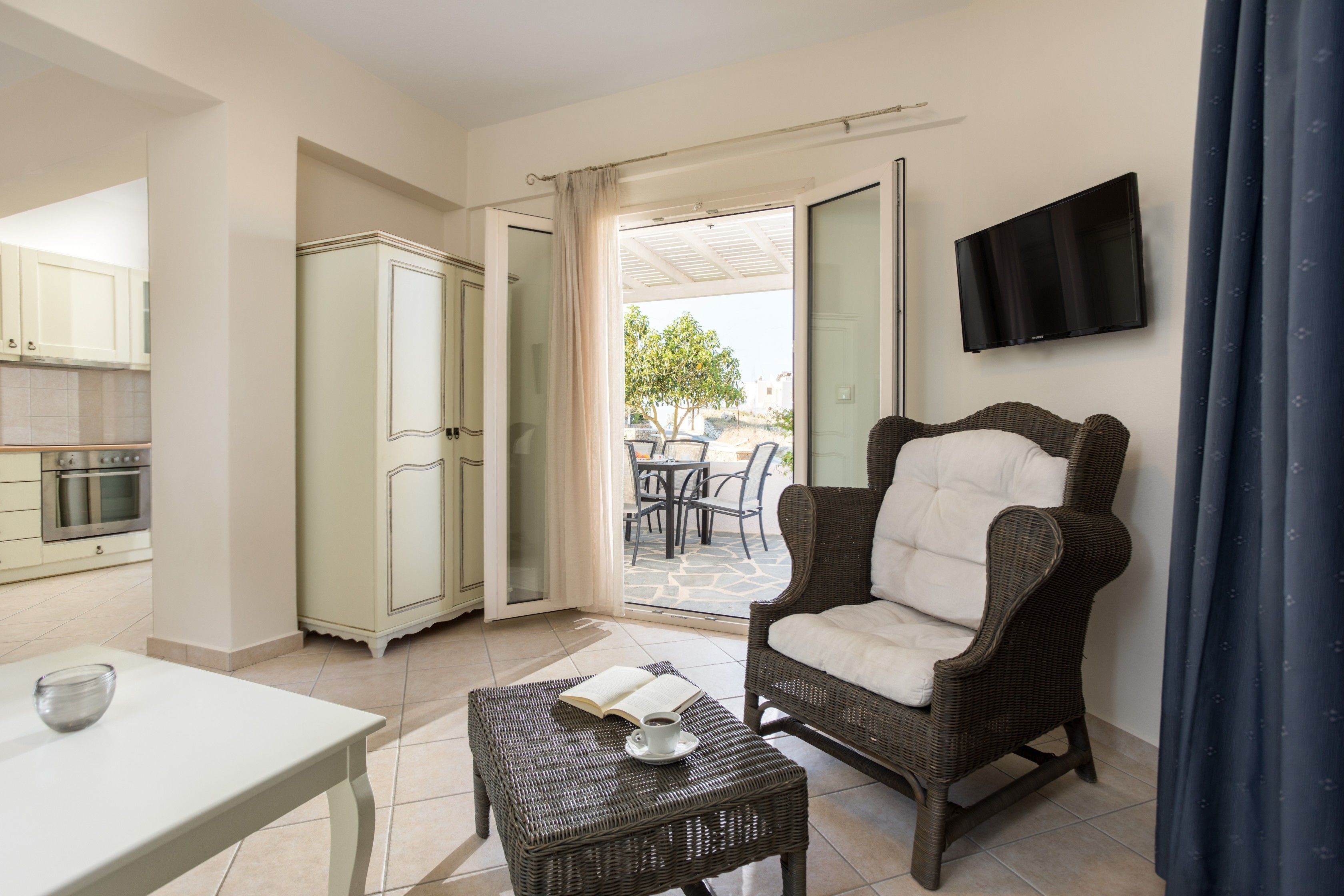 Villa Confort | Salle de séjour | TV connectée de 32 pouces avec chaînes par satellite