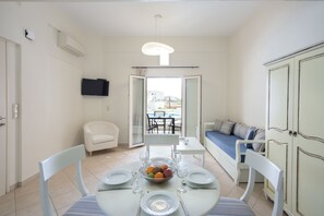 32-inch Smart TV with satellite channels - Iliada Villas (Naxos)