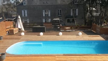 Piscina all'aperto, una piscina riscaldata