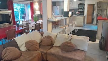 Traditionellt trippelrum - eget badrum - utsikt mot poolen | Boendeområde