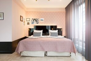 Juniorsvit - utsikt mot staden | Värdeförvaringsskåp på rummet, skrivbord och mörkläggningsgardiner