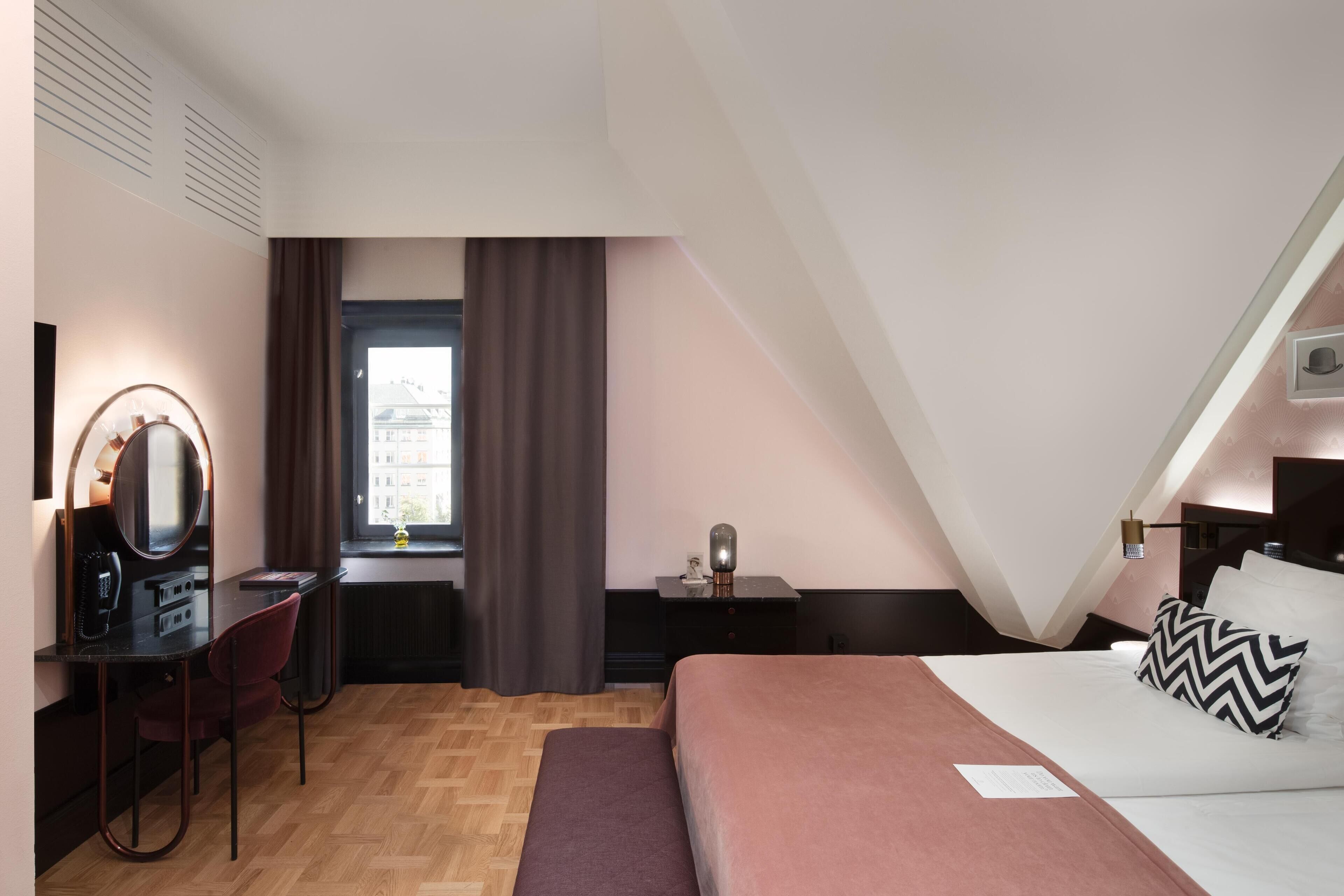 Caja de seguridad en la habitación, escritorio y cortinas blackout 