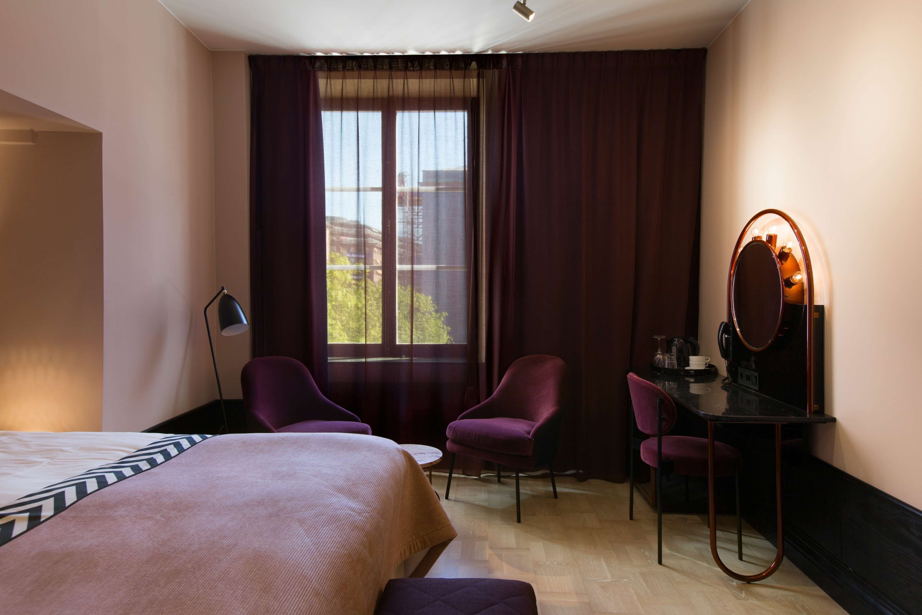 Grand-værelse - 1 kingsize-seng - byudsigt | Pengeskab på værelset, skrivebord, mørklægningsgardiner