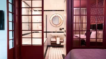 Svit (The Grande Terrace) | Badrum | Dusch, miljövänliga toalettartiklar, hårtork och handdukar