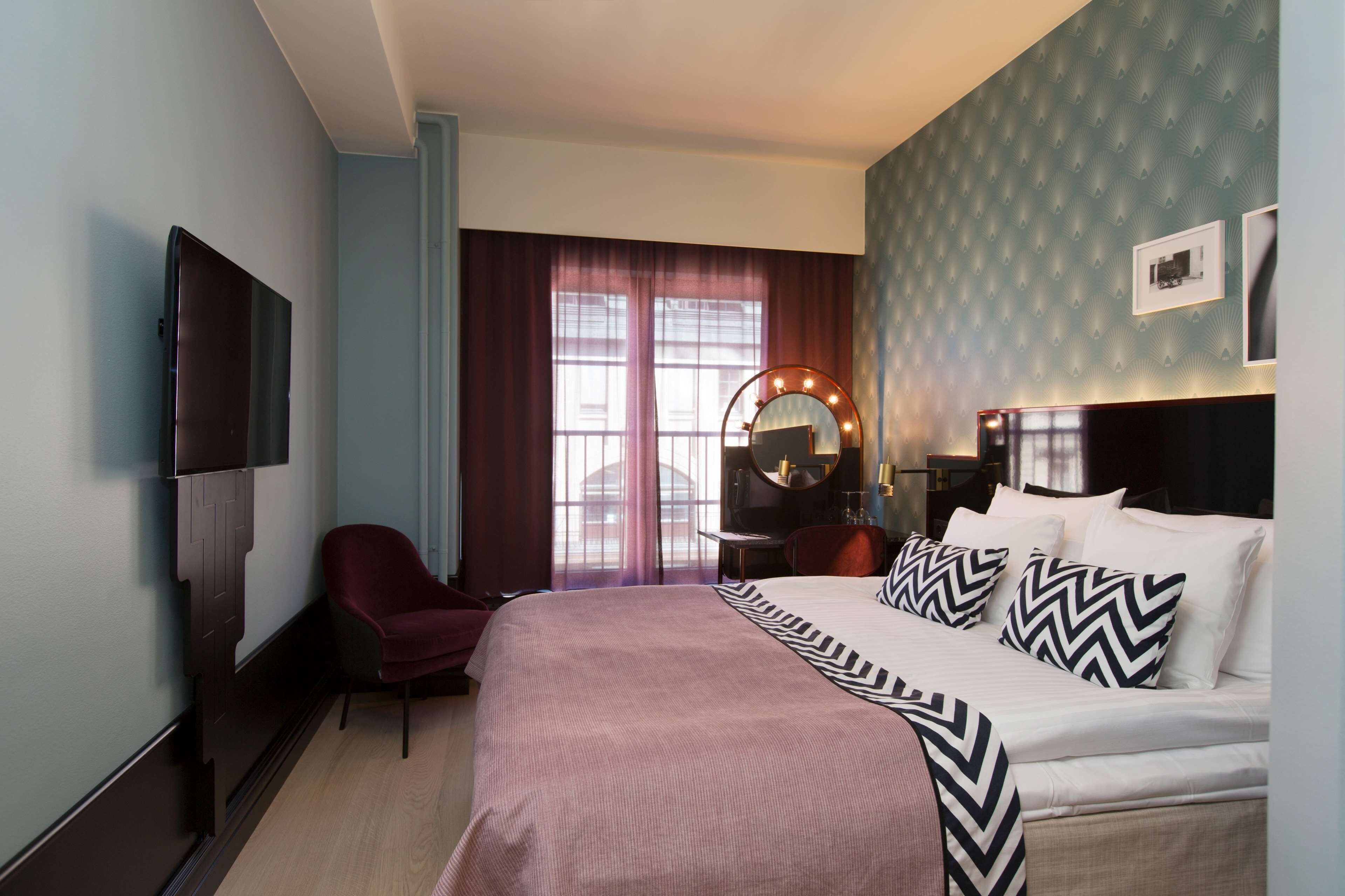 Pengeskab på værelset, skrivebord, mørklægningsgardiner